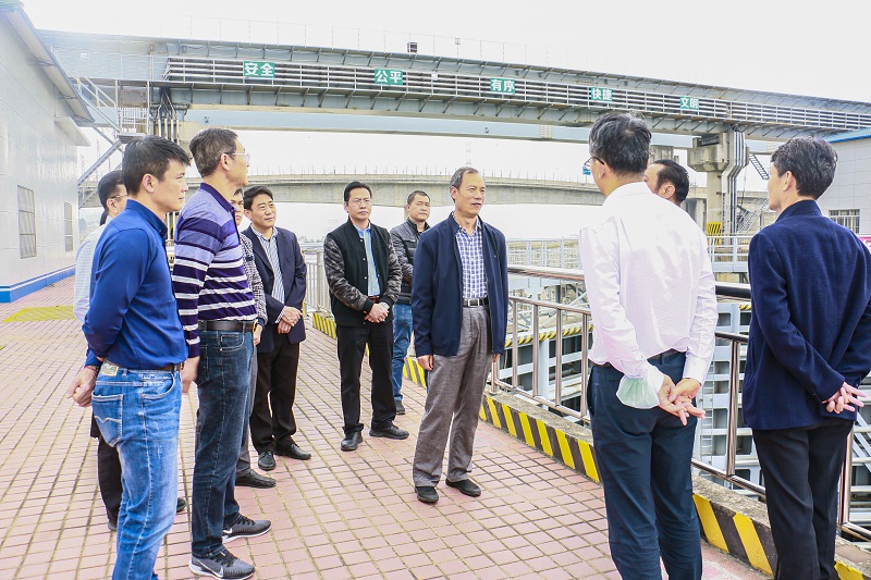 王富民副厅长在现场查看船舶过闸.jpg 王富民副厅长在现场查看船舶过闸.jpg
