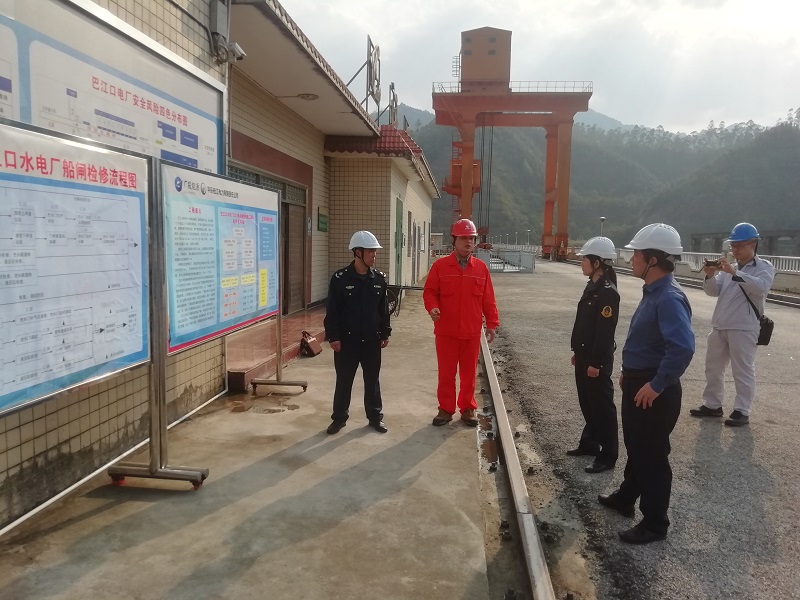 执法人员现场了解船闸维修情况.jpg