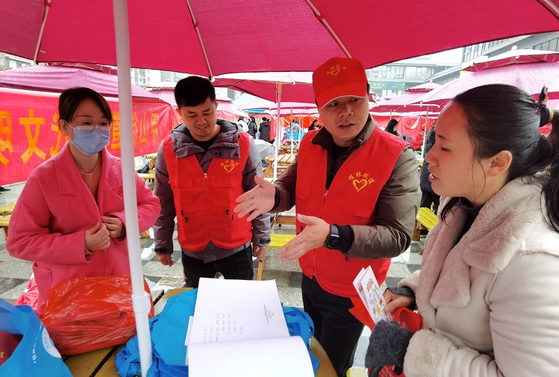 志愿者在做漓江航道养护滩险点介绍.jpg 志愿者在做漓江航道养护滩险点介绍.jpg