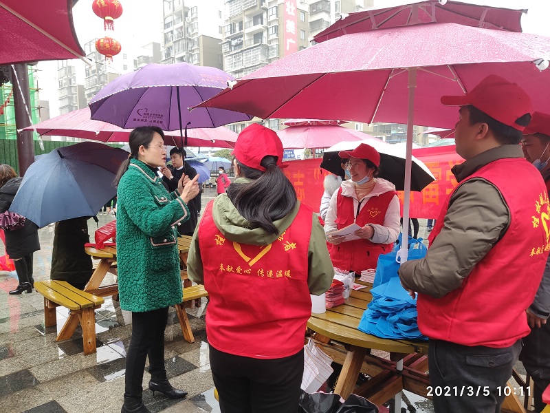 秀峰区副区长(左一)指导工作.jpg 秀峰区副区长(左一)指导工作.jpg