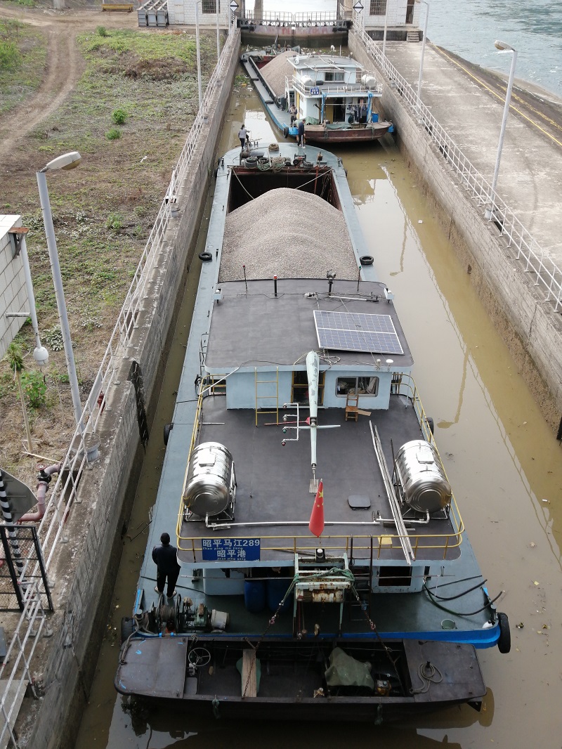 京南船闸恢复通航后第一闸下航船舶.jpg 京南船闸恢复通航后第一闸下航船舶.jpg