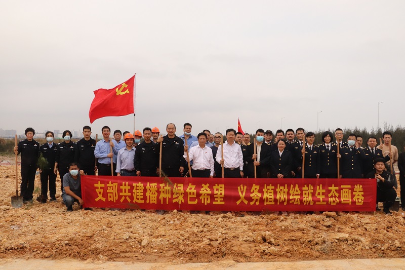 图为:植树活动现场合影.jpg 图为:植树活动现场合影.jpg