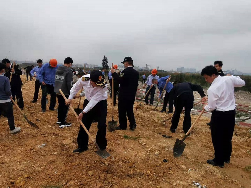 图为:植树活动现场.jpg 图为:植树活动现场.jpg