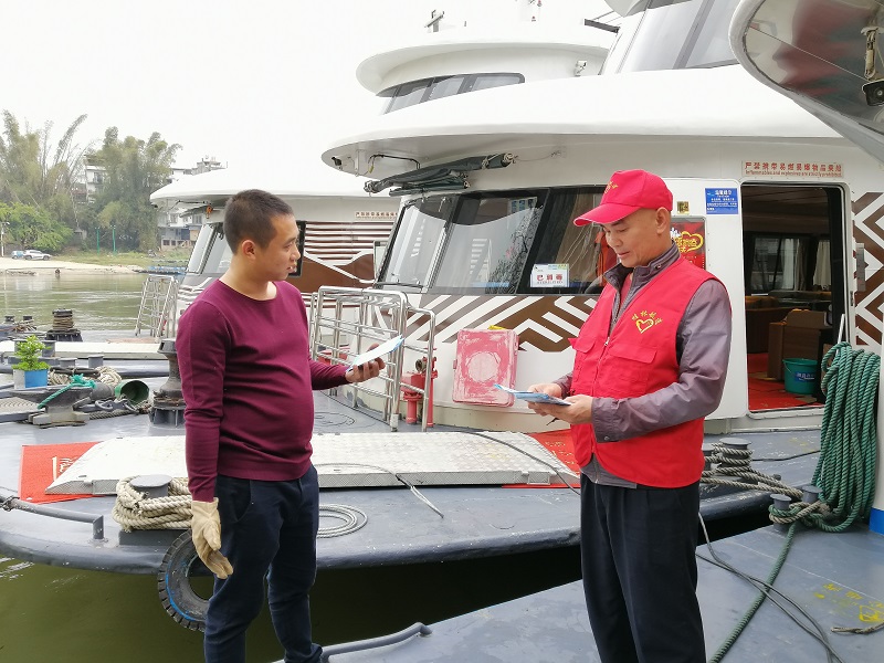 志愿者登上游船宣传.jpg 志愿者登上游船宣传.jpg