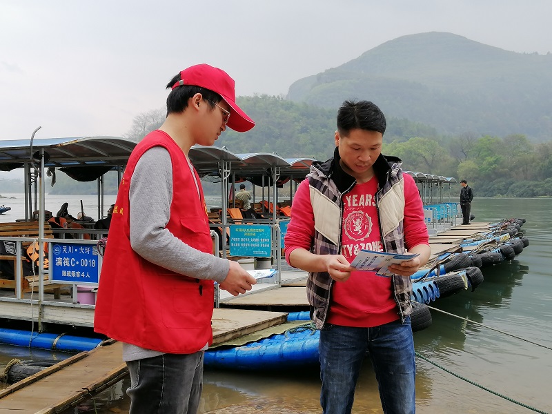 志愿者向游客宣传.jpg 志愿者向游客宣传.jpg