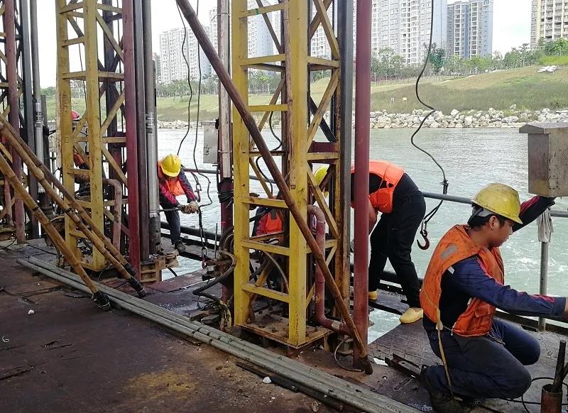 桂梧航道工程 ——一期1标牛皮滩钻爆作业.jpg 桂梧航道工程 ——一期1标牛皮滩钻爆作业.jpg