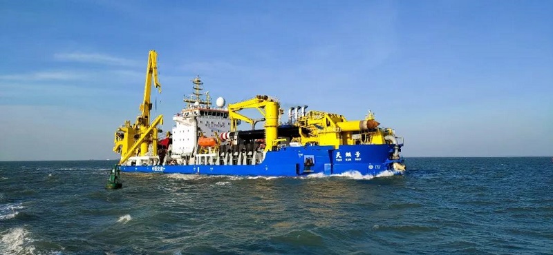 ”天鲲号“驶入北部湾港钦州港区.jpg ”天鲲号“驶入北部湾港钦州港区.jpg