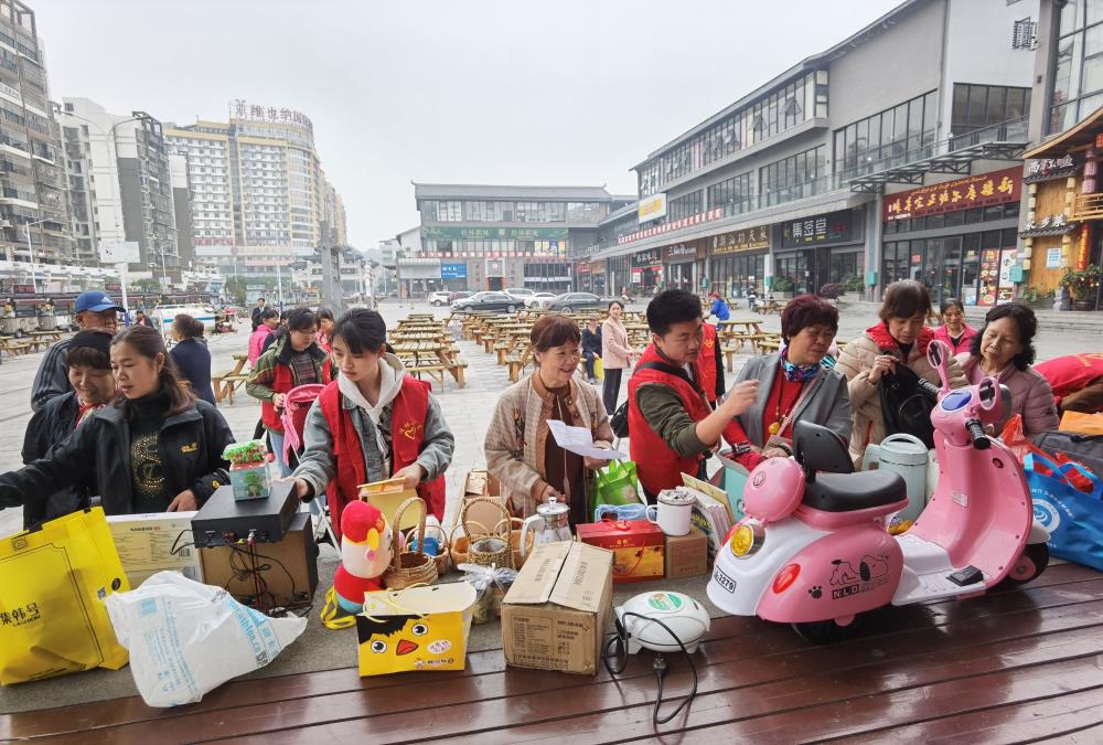 居民群众挑选中意的商品.jpg 居民群众挑选中意的商品.jpg