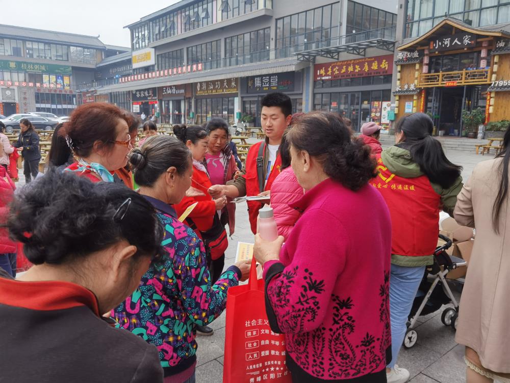 志愿者发放宣传单.jpg 志愿者发放宣传单.jpg