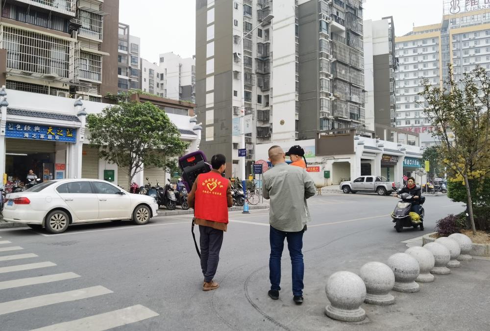 志愿者送货上车.jpg 志愿者送货上车.jpg