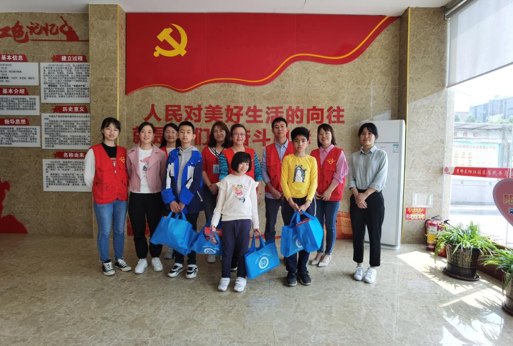 用义卖所得善款慰问留守儿童.jpg 用义卖所得善款慰问留守儿童.jpg