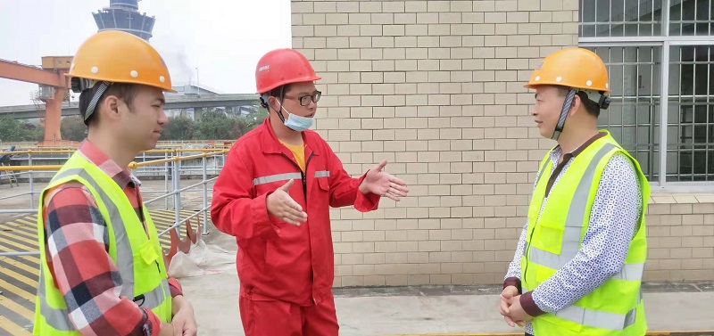 梧州航道养护中心检查人员在现场向检修人员了解船闸维修情况.jpg 梧州航道养护中心检查人员在现场向检修人员了解船闸维修情况.jpg