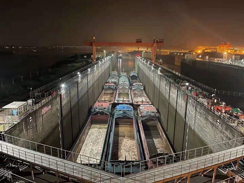 长洲水利枢纽一线船闸恢复通航后第一闸进闸船舶.jpg 长洲水利枢纽一线船闸恢复通航后第一闸进闸船舶.jpg