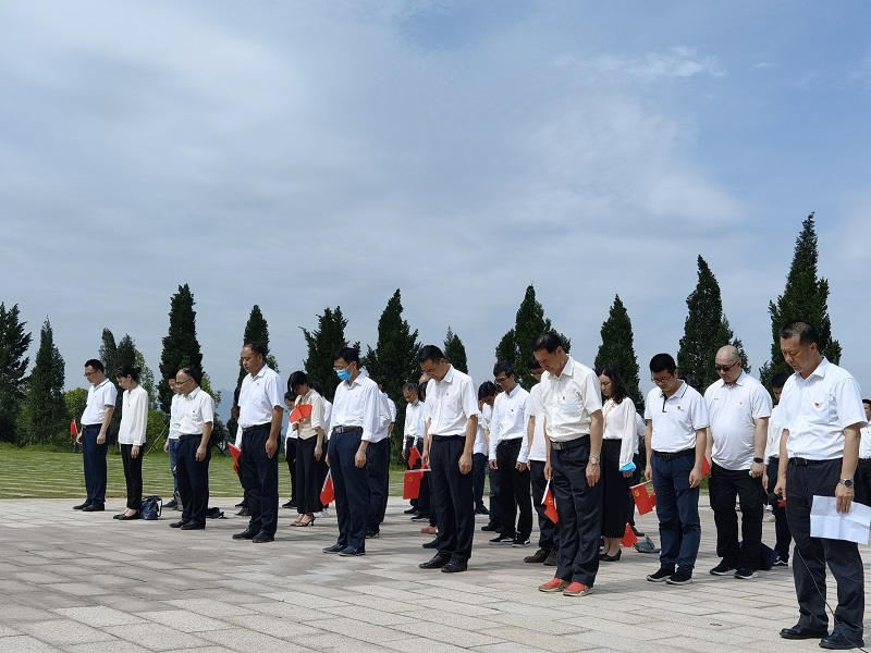 3向红军英烈默哀.jpg 3向红军英烈默哀.jpg