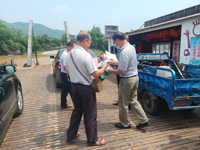 崇左市港航部门工作人员到渡口渡船开展“安全生产月”宣传.jpg 崇左市港航部门工作人员到渡口渡船开展“安全生产月”宣传.jpg