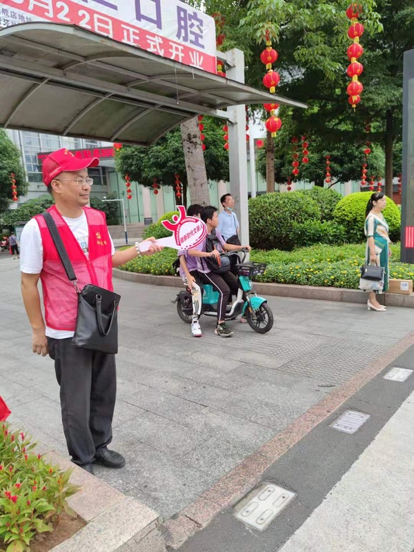 开展交通劝导.jpg 开展交通劝导.jpg