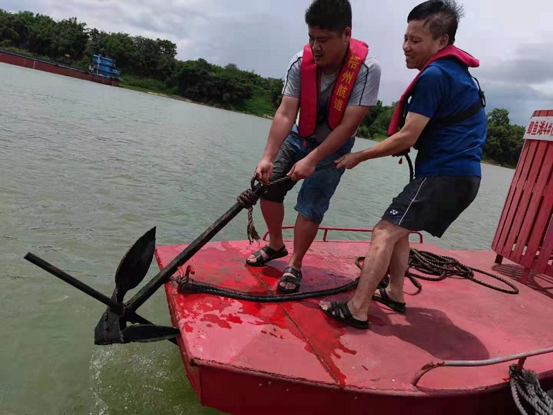 航标员正在进行设标作业.jpg 航标员正在进行设标作业.jpg