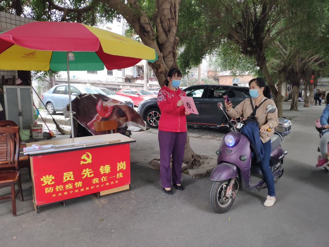 周丽云在党员先锋岗做志愿者.jpg 周丽云在党员先锋岗做志愿者.jpg