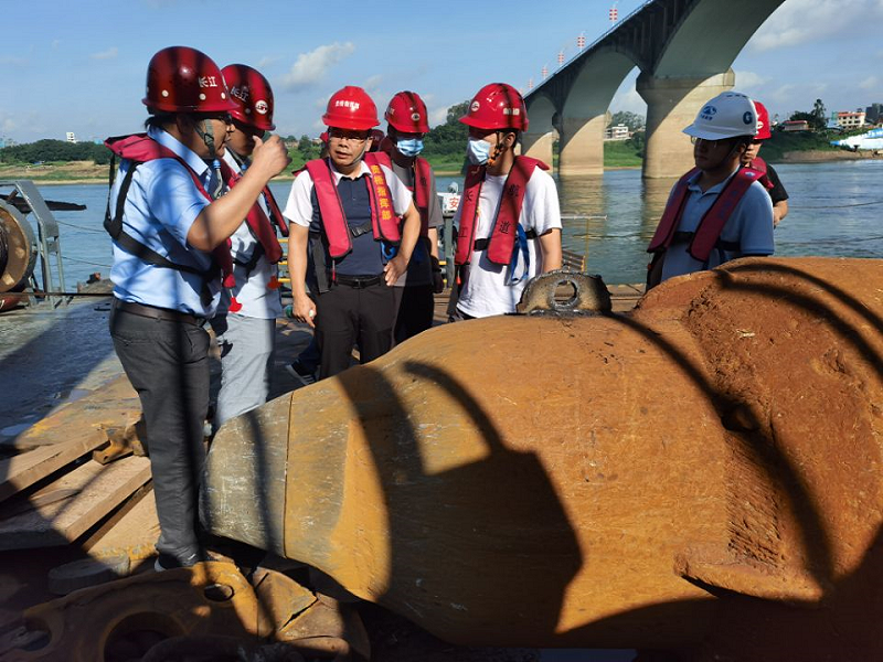8月23日，指挥部和监理单位一行来到位于梧州西江大桥桥区航道整治施工区域，对二期No1标段开展工地检查.png