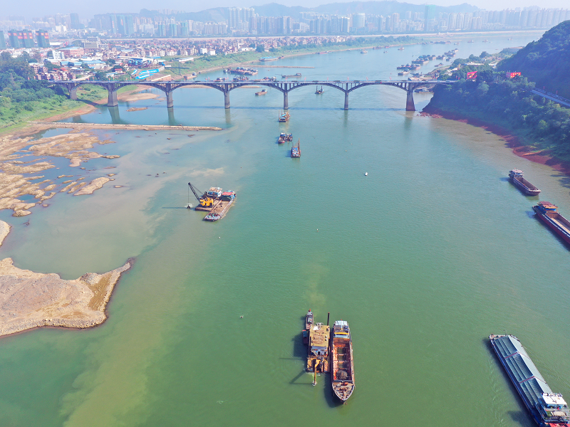 9月25日，挖泥船、钻爆船在梧州西江大桥上下游航道开展施工.png