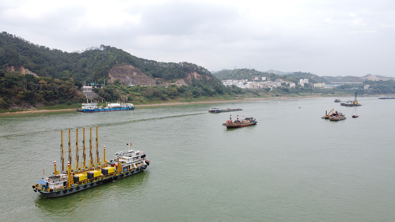 No3标段的炸礁船、挖泥船在鸡笼洲航段施工.png