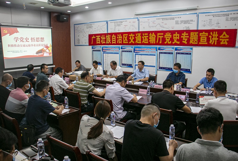 6月11日上午，自治区交通运输厅党组成员、副厅长，自治区港航发展中心主任胡华平到贵梧航道（贵港至梧州3000吨级航道）工程建设指挥部开展党史专题宣讲.jpg