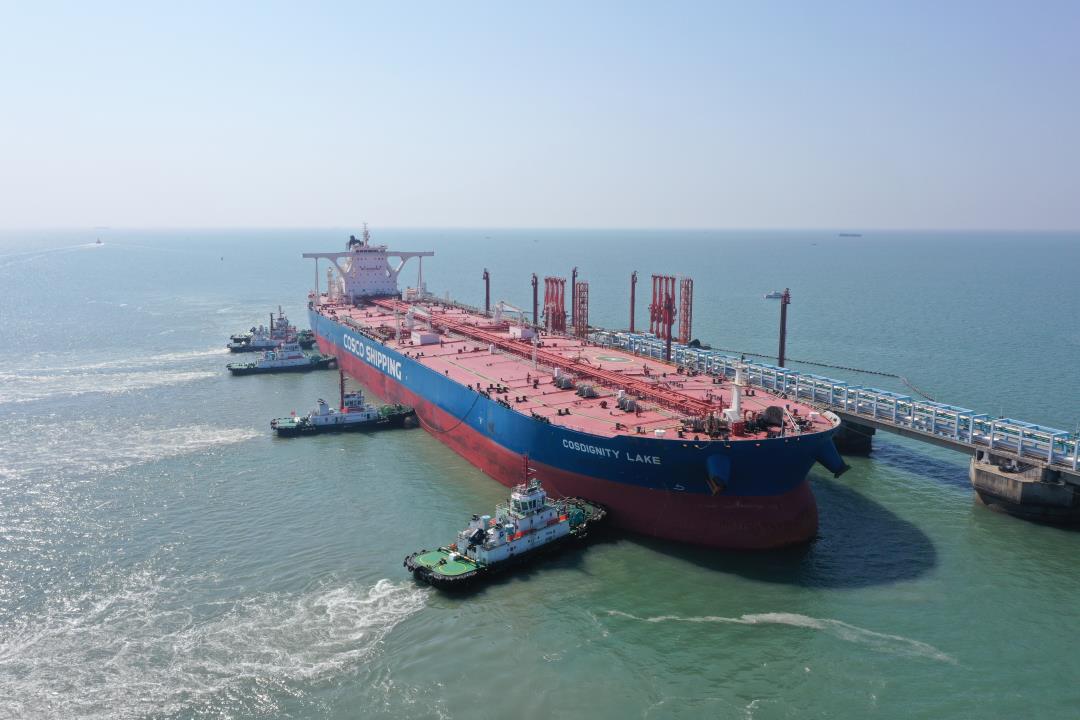 图2 30万吨级油船靠泊.jpg 图2 30万吨级油船靠泊.jpg