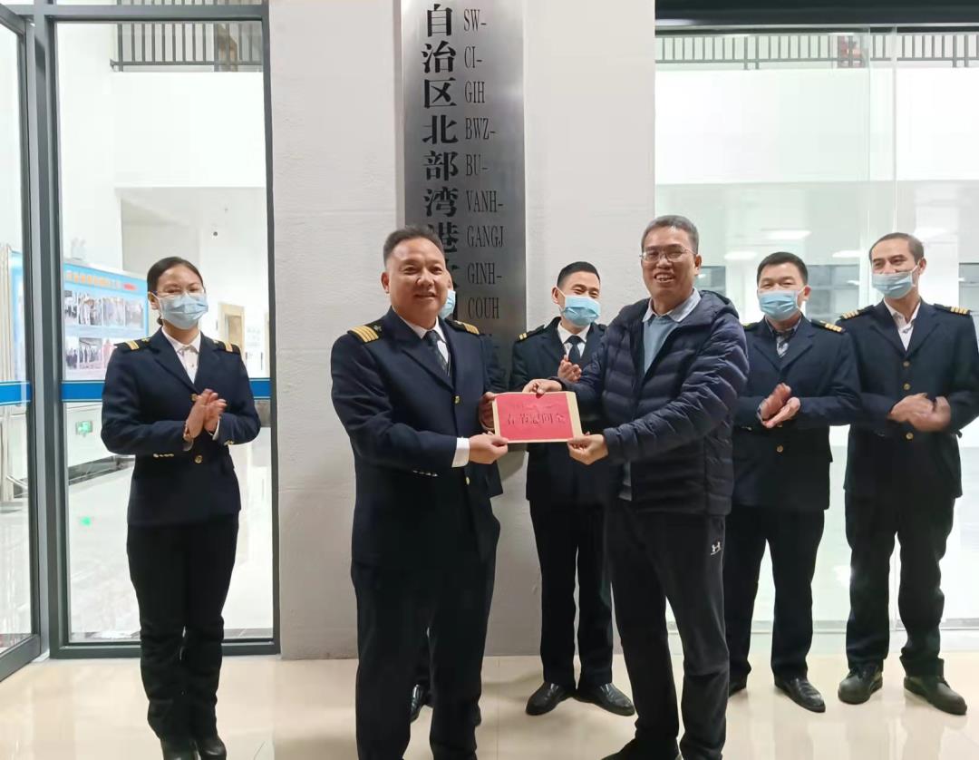 自治区交通运输厅安全总监庞雪松向钦州引航站发放慰问金.jpg 自治区交通运输厅安全总监庞雪松向钦州引航站发放慰问金.jpg