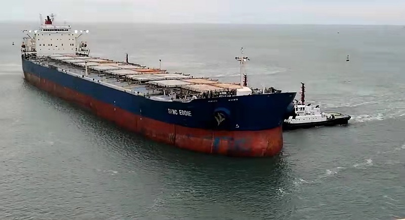 图为:引航员引领超大型船舶“埃迪”轮移泊 - 副本.jpg 图为:引航员引领超大型船舶“埃迪”轮移泊 - 副本.jpg