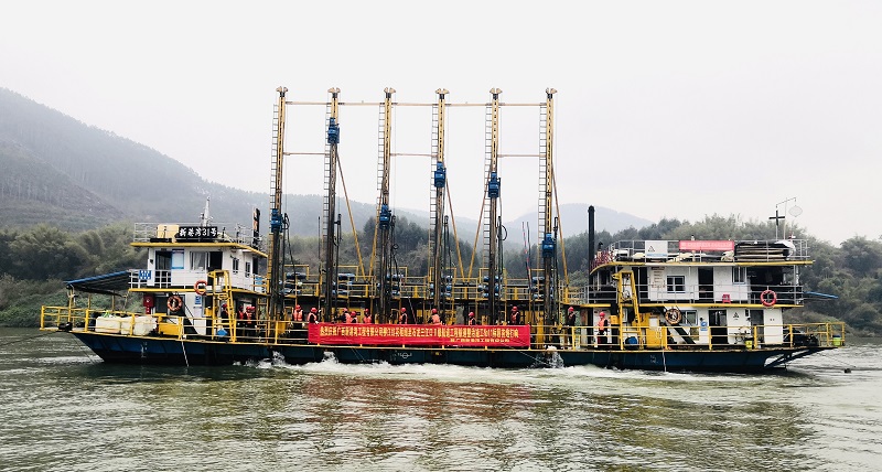 施工NO.11标段钻机船作业现场.jpg