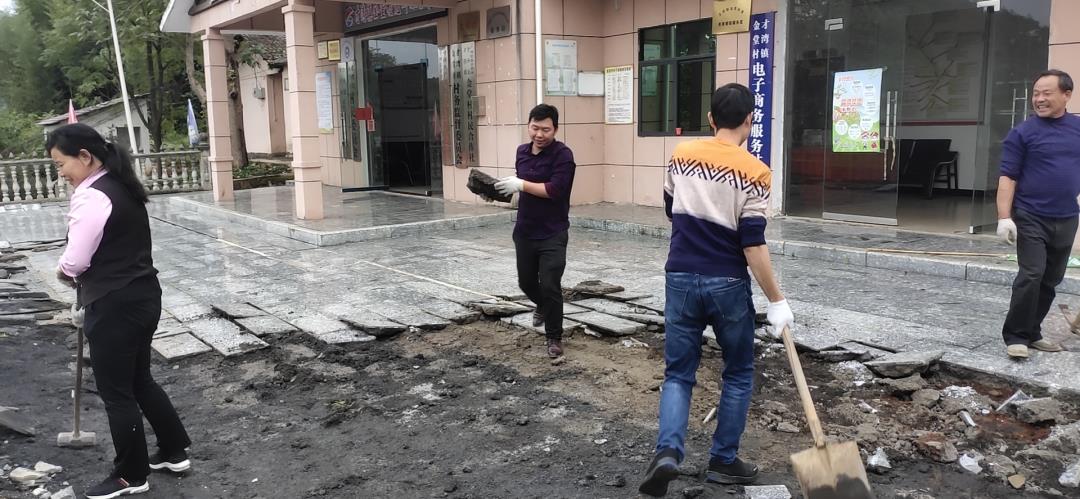 工作队员在修缮村委会和敬老院.jpg