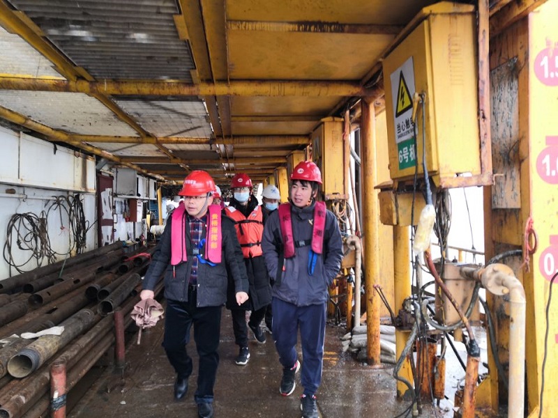 2月21日上午，工程建设指挥部副指挥长兼总工陈艺一行到二期工程工地检查施工进度（李卓妮+摄） - 副本.jpg