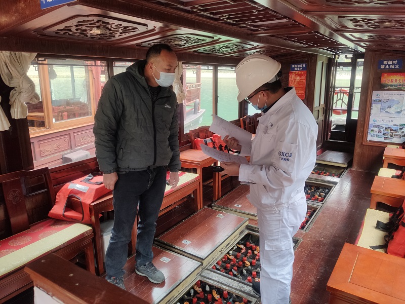 验船师在凌云县浩坤湖开展旅游船检验 - 副本.jpg