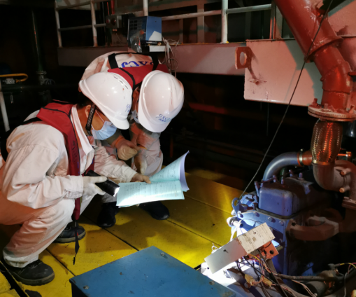 验船师在机舱检查发电机组设备.png 验船师在机舱检查发电机组设备.png