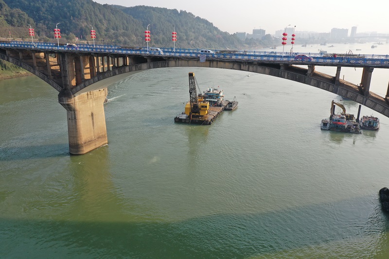 3月2日，岭南工6 在梧州西江大桥桥区开展液压破碎施工（刘乘宏 摄） - 副本.JPG