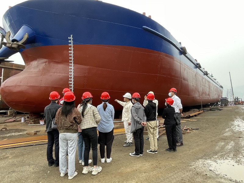 验船师覃宏图讲解水尺标志.jpg 验船师覃宏图讲解水尺标志.jpg