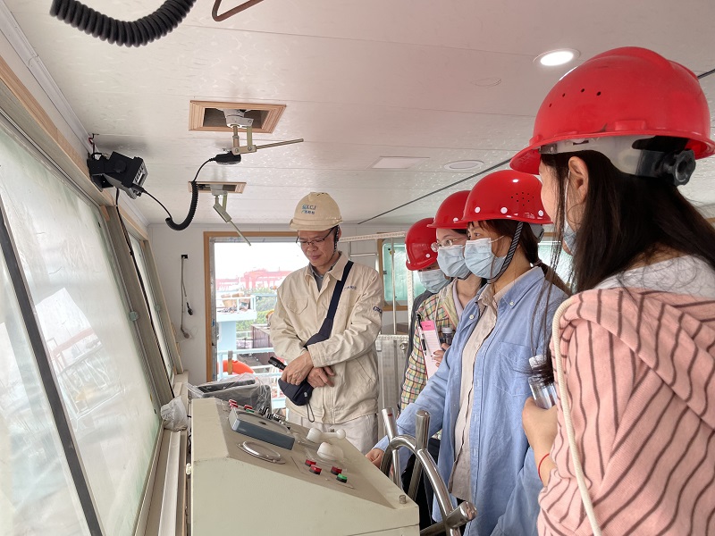 参观了解上层建筑驾驶室.jpg 参观了解上层建筑驾驶室.jpg