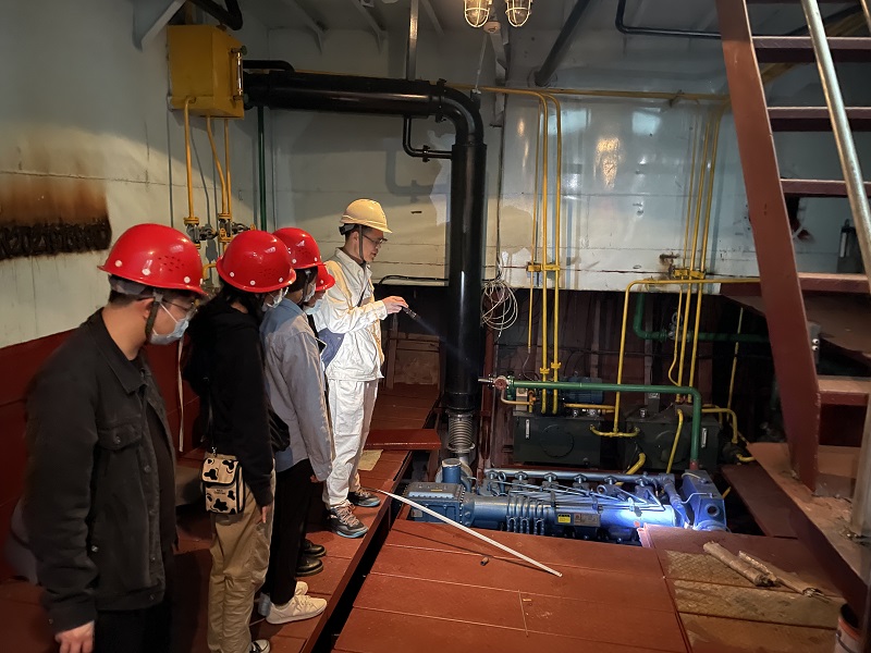 验船师李世活介绍船舶主机.jpg 验船师李世活介绍船舶主机.jpg