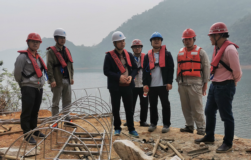 指挥部、监理部检查坝上示位标施工现场1.png
