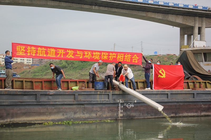 梧州航道养护中心开展桂江航道（莲花大桥至桂江河口）工程2022年度鱼类增殖放流活动 - 副本.JPG