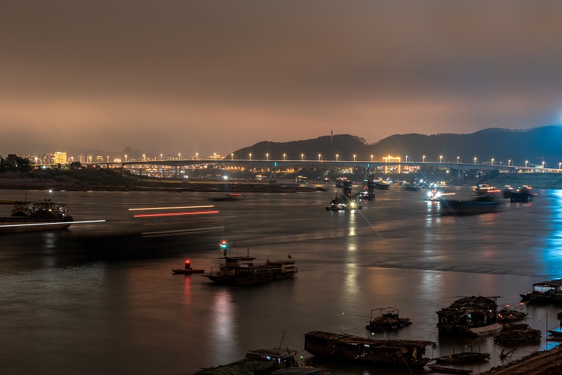 夜晚的西江黄金水道一片繁忙，是有人在维持着航道安全畅通.JPG