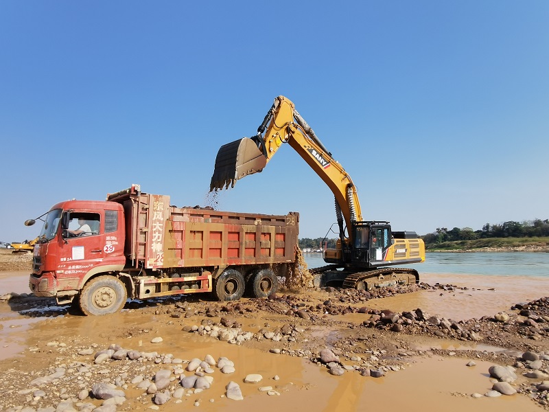 2施工四标两江汇流口左岸陆上清渣作业2.jpg 2施工四标两江汇流口左岸陆上清渣作业2.jpg