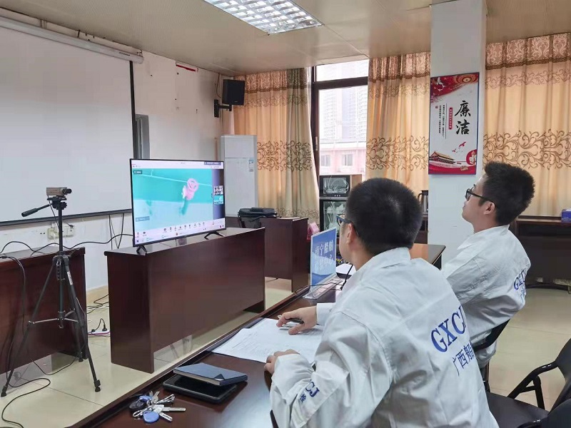 验船师对 桂丰2 船 进行远程检验.jpg 验船师对 桂丰2 船 进行远程检验.jpg