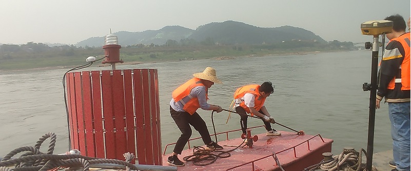 梧州航道养护中心的工作人员在调整航标.jpg 梧州航道养护中心的工作人员在调整航标.jpg