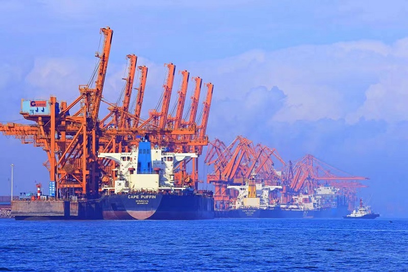 防城港港口一片欣欣向荣、繁忙有序的作业景象  刘德生拍摄 - 副本.jpg