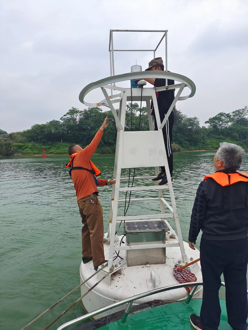 工作人员清洗标志 庞家乐拍摄.jpg 工作人员清洗标志 庞家乐拍摄.jpg