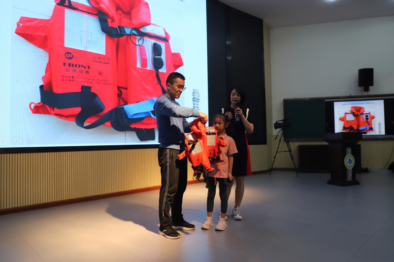 指导学生穿着救生衣.jpg