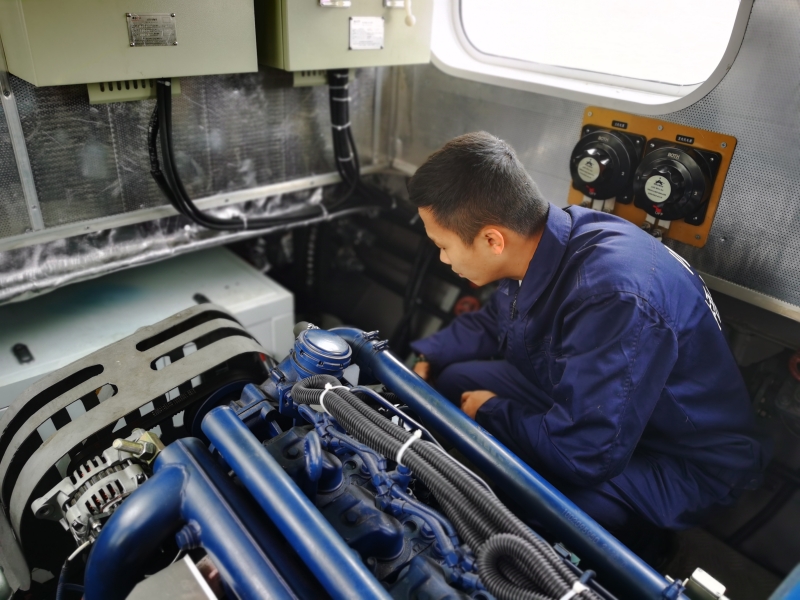 工作人员检查各零部件安装情况（宋星 摄）.jpg