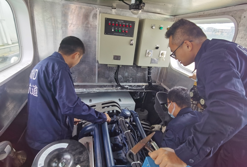 贵港工作人员排查船在机舱检修（宋星 摄）.jpg