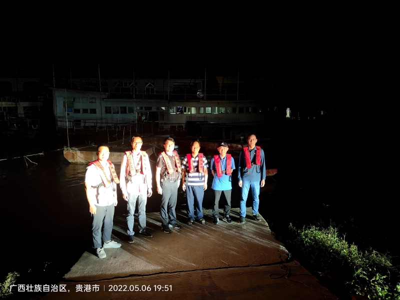 （图三：乘坐桂平航道站船舶开展坝下航段夜航）.jpg
